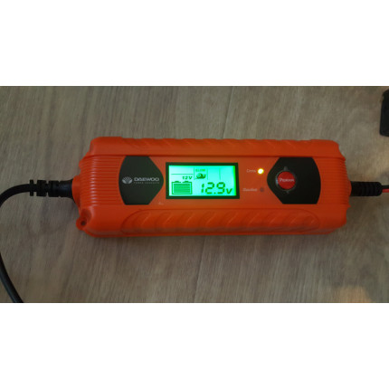 Фото Устройство зарядное DW 450 DAEWOO 220В, выходное напряжение 6/12В, ток 4А, LED дисплей, емкость аккумулятора до 120Ач,  5 ступеней зарядки, тест и восстановление АКБ, зимний режим быстрой зарядки, подсветка,
